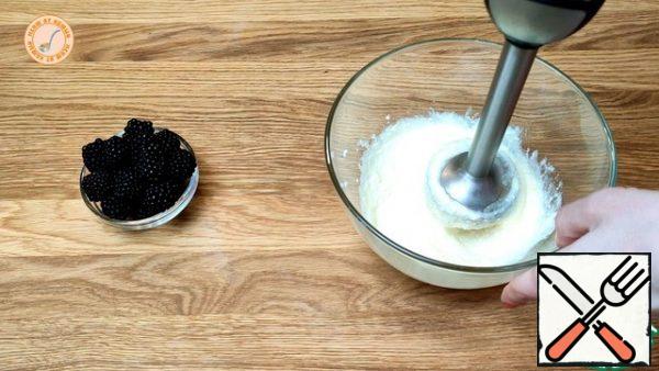 Mix cottage cheese with egg, sugar, vanilla sugar and salt and beat with a blender.
