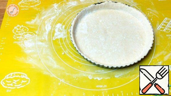 Roll out the dough, bake the tart at a temperature of 220 degrees, 10-12 minutes.
