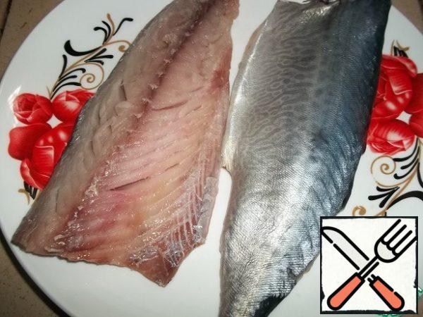 Almost any fish will do for this recipe, but my goal was mackerel. I had a whole fish weighing a little more than half a kilogram. Slightly froze the carcass to make it easier to cut into fillets. If you have a ready-made fillet, it's even easier. The net weight of my fillets is 400g. Wash the fillet (I removed the large bones) and dry it with a paper towel to get rid of excess moisture.