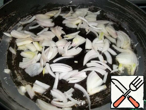 Cut the onion into feathers. in a frying pan, melt the butter and add the onion. Fry for a couple of minutes over medium heat. Add 2 tablespoons of broth. If you had a whole fish, then while the fillet is marinated, you can prepare a broth from the head and spine. Or use your ready-made broth, I have mushroom.
