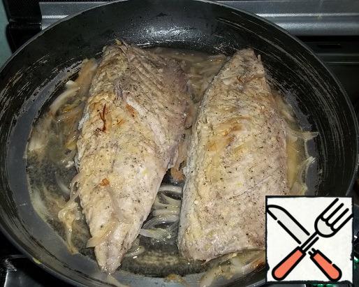 When we turn the fillet, remove the onion that was left on the fish and put it under it. The idea is that the fish is not fried, but it is not cooked, it is cooked on an onion pillow.