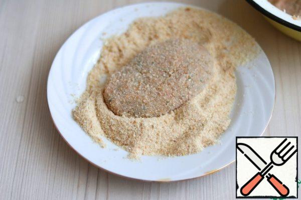 Moisten your hands with water, shape the cutlets, and sprinkle the cutlets with breadcrumbs.
