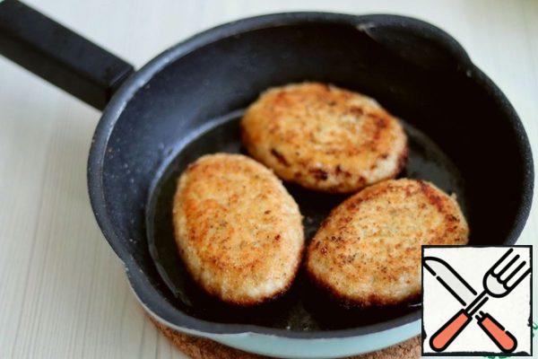 Add 5 tablespoons of vegetable oil to the pan. 