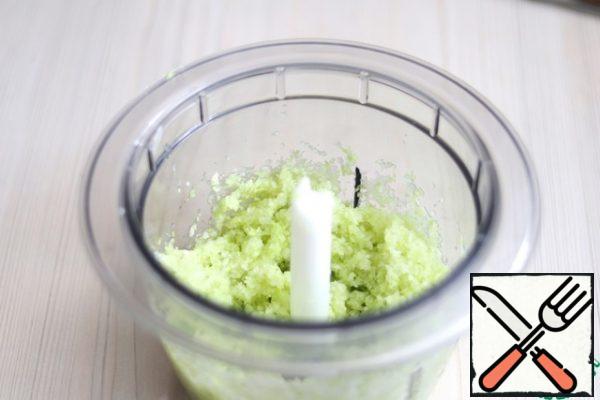 Fresh cabbage (250 gr.) cut into pieces, then chop with a chopper-chopper into crumbs. Next, squeeze the cabbage to remove excess moisture/juice.