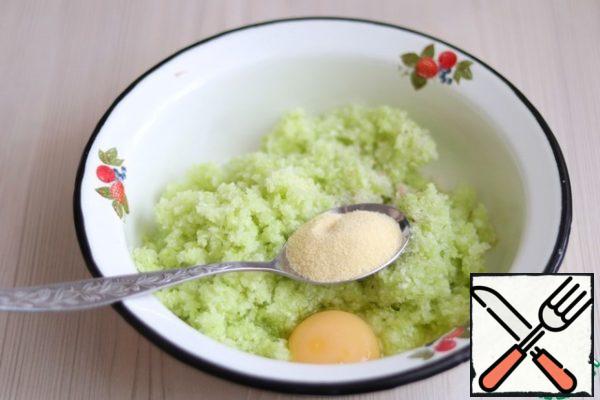 Add 1 egg to the chopped cabbage, add salt and ground black pepper to taste, add 2 tablespoons of semolina (you can replace the usual semolina).