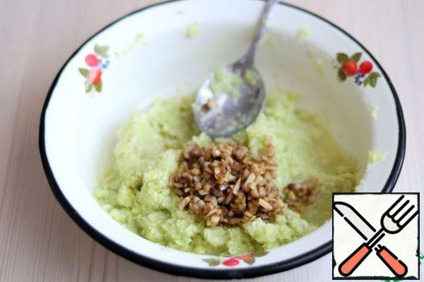Add the fried mushrooms to the minced cabbage. Mix the minced meat well.