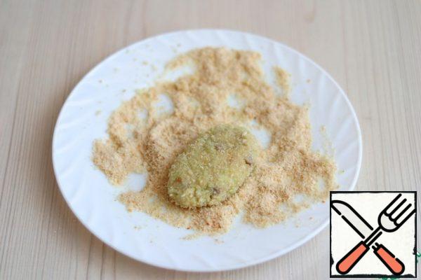 Not formed into large cutlets breaded in breadcrumbs. Add vegetable oil to the pan (4 tablespoons). Fry the cutlets on both sides.