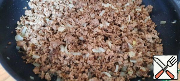 While the potatoes are cooking, heat one tablespoon of sunflower oil in a frying pan, fry the minced meat for 7-10 minutes.