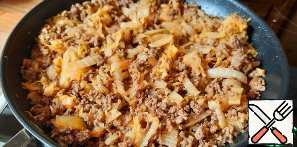 Return the minced meat to the pan with the cabbage, mix well, taste for salt, taking into account the salinity of the feta.