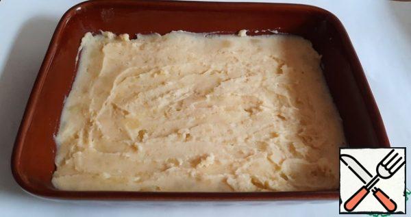 Drain the potatoes, add the nutmeg, 50 grams of butter and 100 ml of milk.
Not lightly pounded to a puree.
Putting together our casserole.
In the form (my 30×20) spread the potatoes, level.