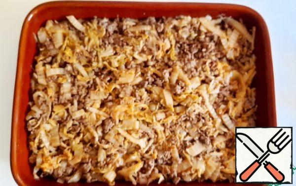 Put the cabbage with minced meat on the potatoes and level them.