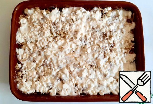 A mixture of cream and feta spread a thin layer on the cabbage.