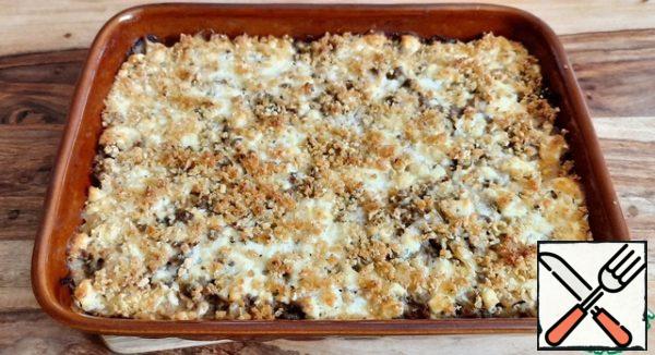 Leave the finished casserole to cool for 5-10 minutes and serve to your loved ones.