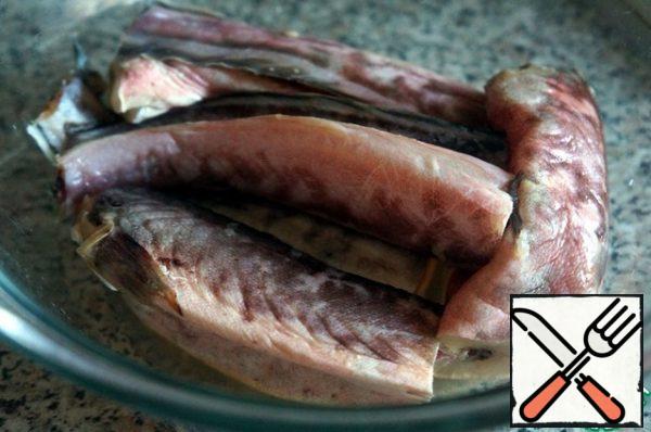 Defrost the fish in the refrigerator directly in the package.