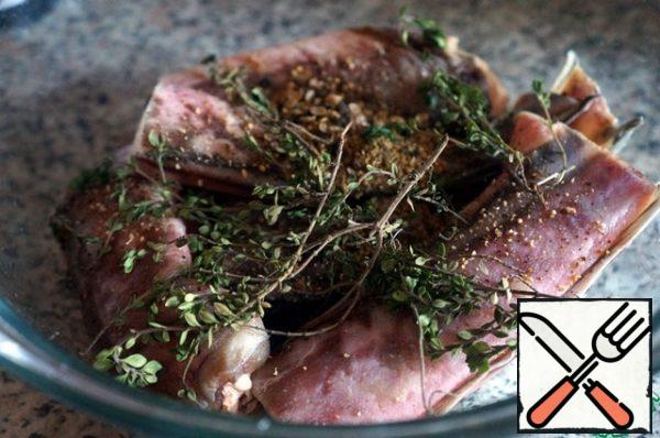 In the container where you will marinate, put the fish, add the dry mixture, add the whole thyme sprigs.