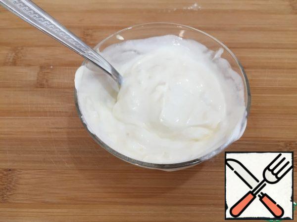 Finely chop the garlic. Add mayonnaise and cheese to the garlic. Stir thoroughly. The resulting mixture will be used as a filling for the cake.