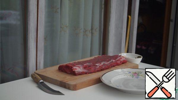 Remove the beef from the bones and remove the veins. Cut into steaks about 5 cm thick.