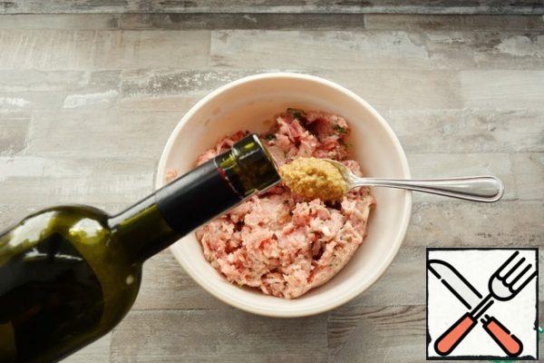 Add mustard and a couple of spoonfuls of white wine to the minced meat. Add salt and pepper to taste, mix well and refrigerate for 1 hour.
