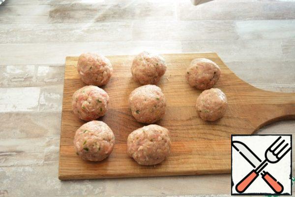 Form small balls of minced meat.