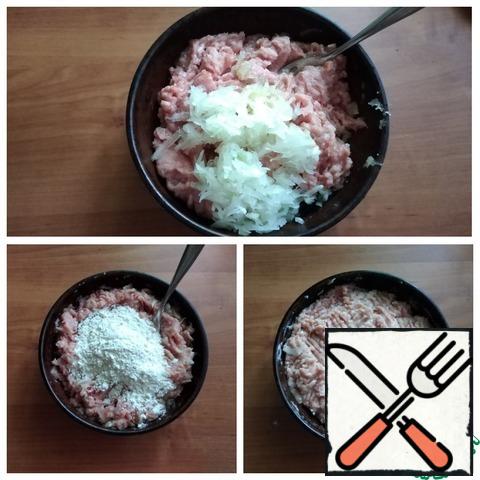 Add the flour and stir with a fork. Just knead the minced meat with your hands. Cover with a lid and let the minced meat ripen for at least 30 minutes, or better yet longer. You can make minced meat at home, and then take it to a picnic.