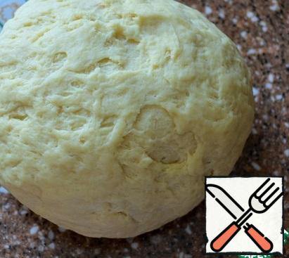 Add the remaining sifted flour, salt and soft butter. Knead  dough. Turn on the oven to warm up.
The dough does not require fermentation and proofing of molded products.