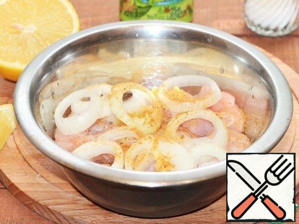 Put the meat pieces and onions in a bowl. Add lemon juice (0, 5 lemon), poultry seasoning, pepper and salt. Pour the garlic oil and mix well. We remove the bowl with the barbecue in the refrigerator.
The time of marinating the barbecue is 6 hours maximum. I marinated for 2 hours. The meat turned out very flavorful!