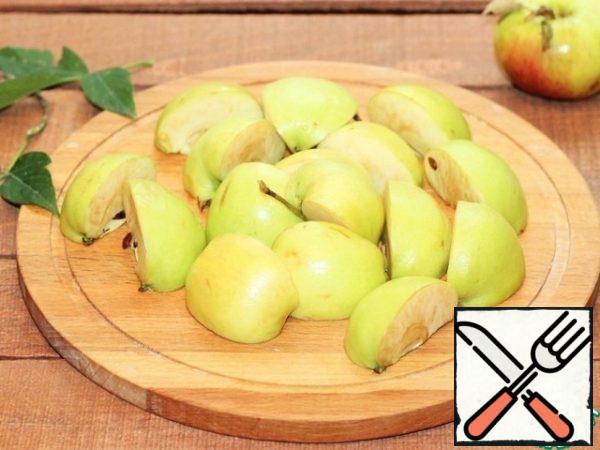 Prepare the apples.
Apples Are not cleaned from seeds and skins. Cut each into 4 parts.