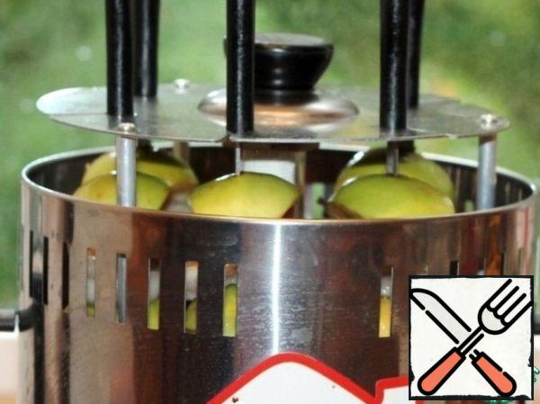 I used to cook in an electric oven. Very convenient, you do not need to lubricate the barbecue. Apple juice flows from the baked apples onto the meat and moisturizes it. If you have the same skewer, then Apple slices should be planted like mine. To make the Apple juice run down on the meat.