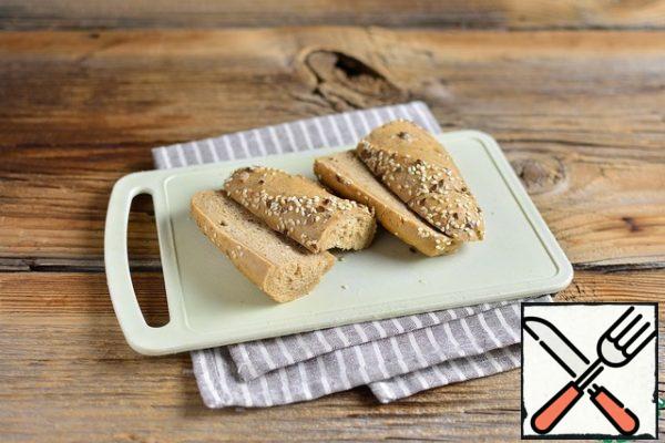 Cut a small baguette into 4 parts.