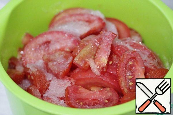 Cut tomatoes into slices, cover with sugar and let them stand for a while so that they give juice.