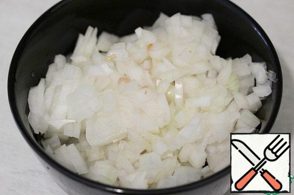 Cut the onion into small cubes.