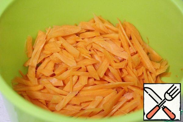 Carrots – straws (I RUB with bars), sweet pepper – half rings.