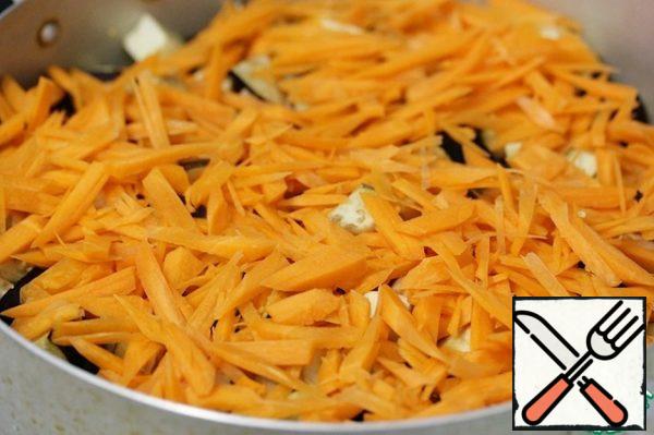 In a saucepan, pour the oil, put the prepared vegetables (except garlic) – layers or mixed, add salt.

Put on fire, bring to a boil and simmer for 40 minutes, stirring occasionally.