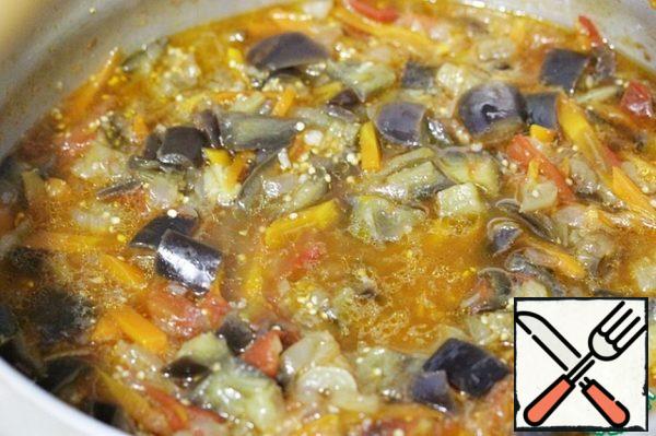 A couple of minutes before cooking, add the crushed garlic.

My blanks are stored at room temperature, so after removing the honeycomb from the fire, I also add vinegar essence – 1 tsp., and mix well.