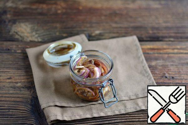 Cut the onion into thin half-rings, put it in a jar, add the remaining ingredients, close the lid and shake several times.