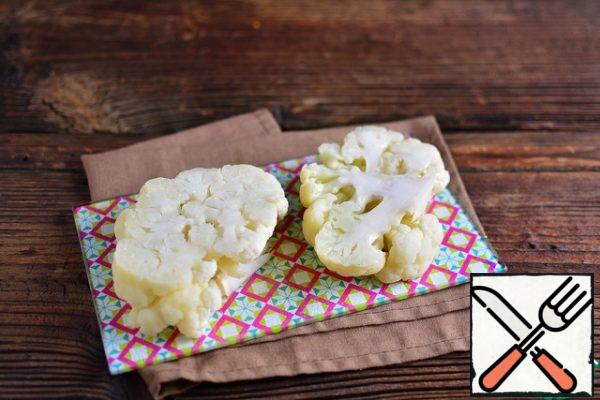 Separate the cauliflower from the leaves, pour water in a saucepan, add salt and cook until slightly softened (after boiling water - 2-3 minutes)
Remove from the water and cut into steaks. I have 2 plump ones, we love cauliflower).