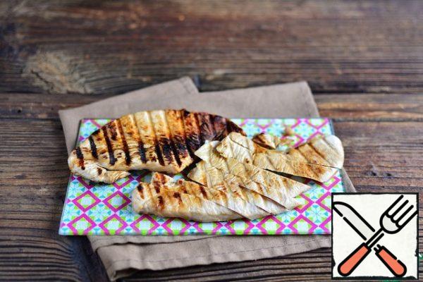 Together or separately, it doesn't matter, just roast the Turkey. All this is fried quickly, no more than 10 minutes.
Cut the finished Turkey into strips.