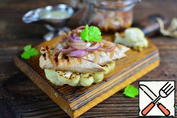 Fold the "Burger" - cabbage, chopped meat on it, onions and herbs on top. Serve with your favorite sauce or without, as you like.