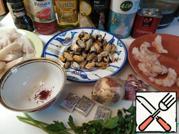 Squid, shrimp, mussels I specified "to taste". Because there are really no clear rules here. Put as much as you want or as much as you have.

We use large shrimps.
Rice - short-grain.
Paprika can take the usual sweet red. Or, instead, sweet smoked paprika, which is often used in Spain.
Or mix the usual sweet with smoked.

But most importantly, this is a special pan for paella - a large diameter with relatively low sides. The essence of this dish is that we distribute rice over a large area, much larger than in other dishes with the same volume. This is done in order to get a special crust "sokkarat". To put it crudely, this is, as it were, a little burnt rice from the bottom. But it is in this crust that the main difference between Spanish paella and cooked somewhere else in a regular pan.