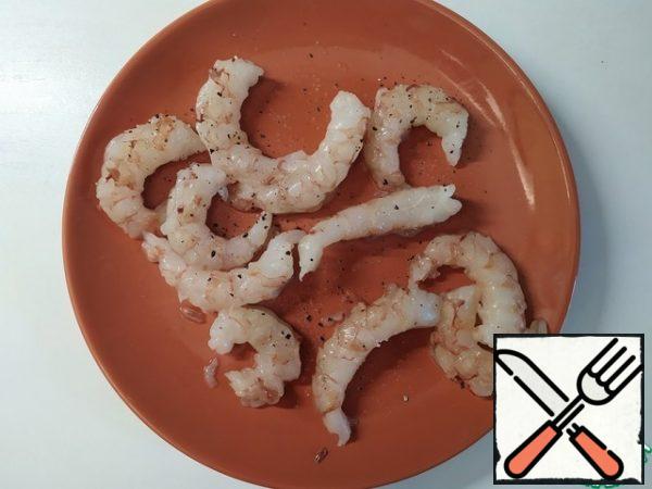 Shrimps, squid rings, mussels dry, season with salt and pepper on both sides.
Washed rice.