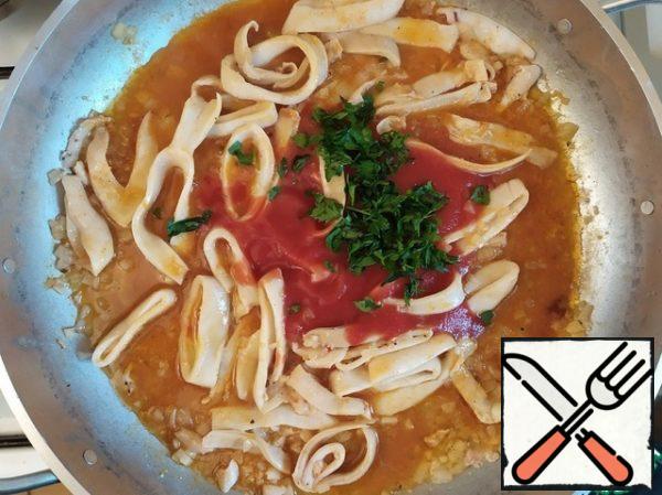 Add tomato sauce and parsley. Stir.
