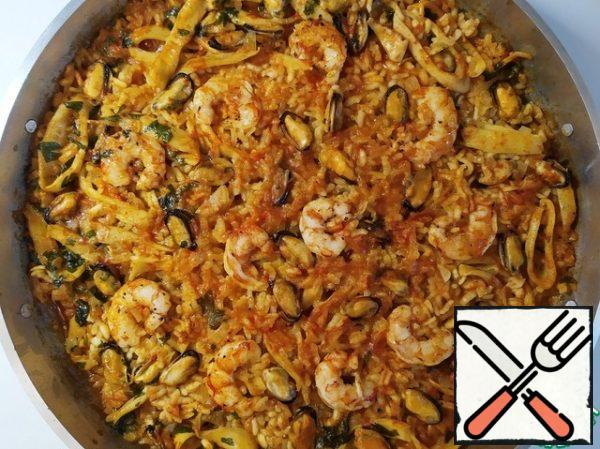 Remove the paella from the heat and cover tightly for 5 minutes to infuse.

I tighten the pan with foil. And I throw a couple of towels on top.