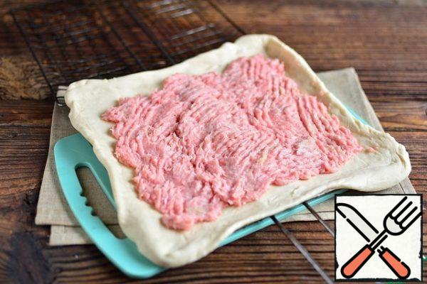 Spread the minced meat on the dough.