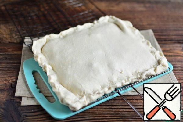 The second layer of dough is also rolled out and cover the pie, pinch the edges.