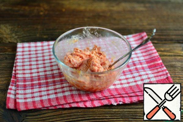 Add paprika and salt to the minced meat and mix well.