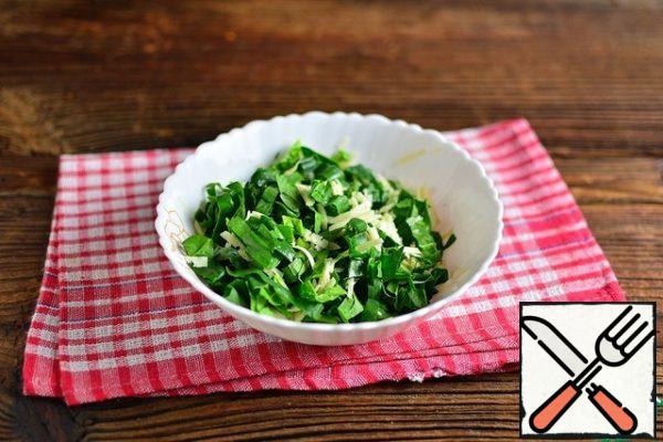 Cut the spinach and mix it with the grated cheese.