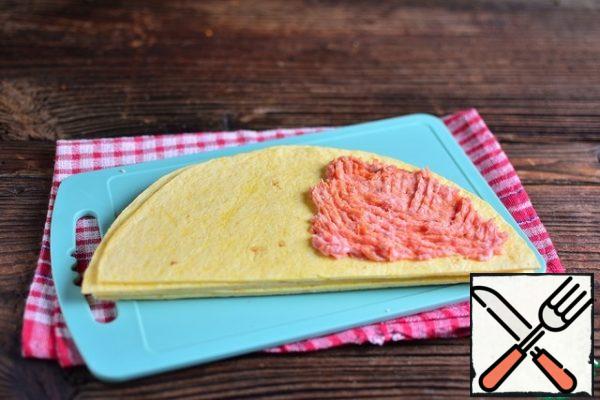 Put the minced meat on one part of the cut tortilla (not a thick layer)
