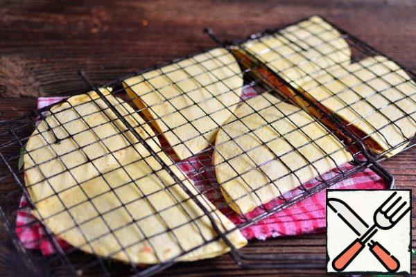 Similarly, form the remaining triangles and put them in the grill, close tightly.