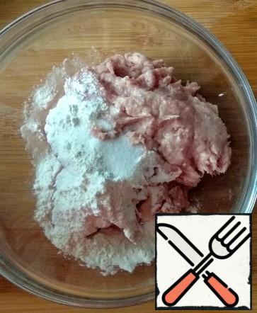 Transfer the minced meat to a bowl and add 1 tablespoon of flour. Stir.