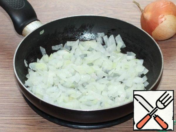 Prepare the sauce. Peel and finely chop the onion or grate it. Then fry in a frying pan in vegetable oil (2 tablespoons) until transparent.